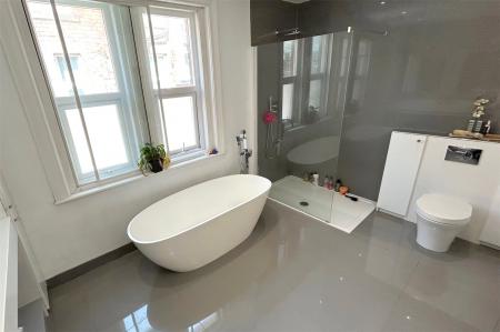 Main Bathroom/Wc 2