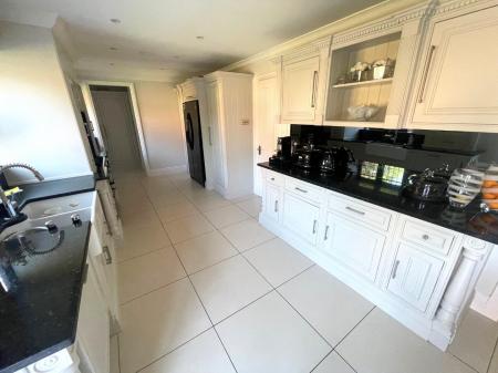 KITCHEN 2.jpg