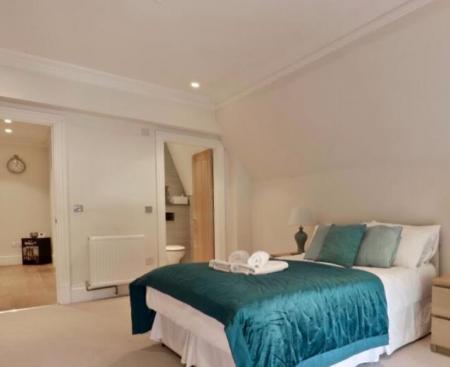 BEDROOM 1.PNG