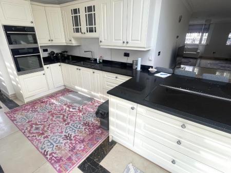 KITCHEN 1.jpg