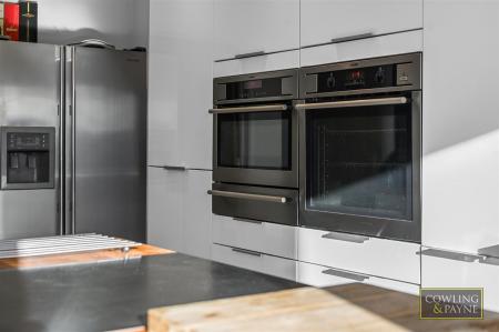 KITCHEN WITH BREAKFAST BAR