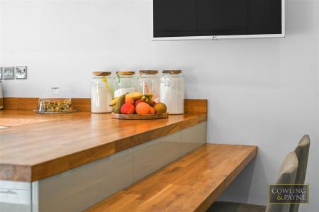 KITCHEN WITH BREAKFAST BAR