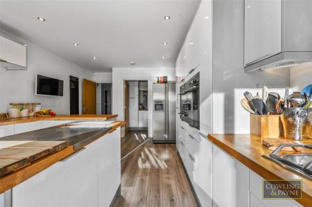 KITCHEN WITH BREAKFAST BAR