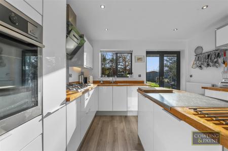 KITCHEN WITH BREAKFAST BAR