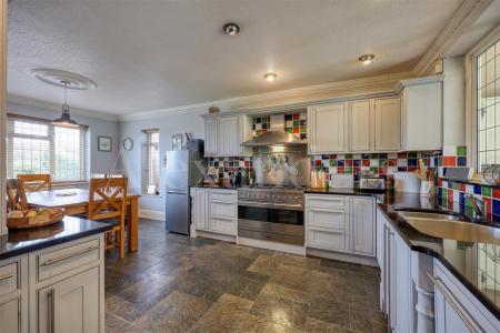 L-Shaped Kitchen/Diner