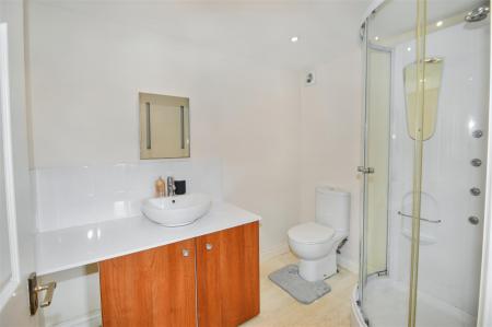 Upham House Bedroom 1 Ensuite .jpeg