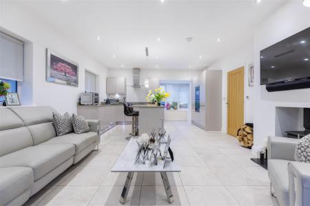 Kitchen/Lounge Area