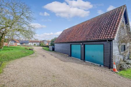 Double Garage & Frontage