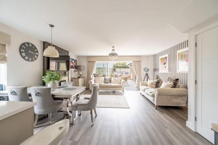 Lounge/Dining Room