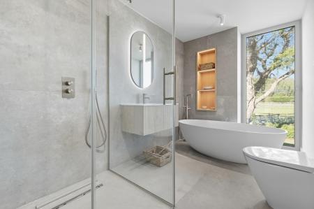 Halfyard Barn Family Bathroom