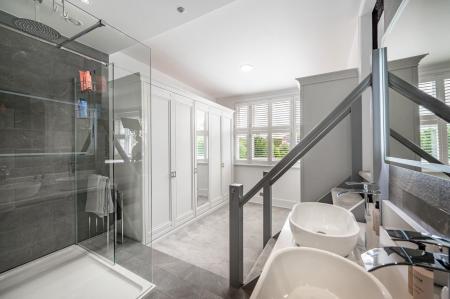 En-Suite & Dressing Area