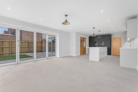 Kitchen/Breakfast/Living Area