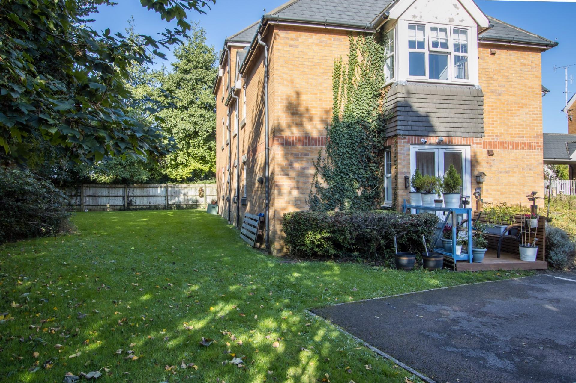 2 bedroom Ground Floor Flat for sale in Penarth