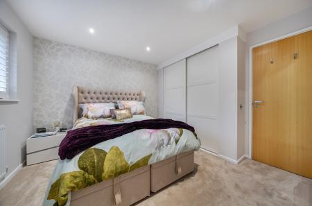 1374563-7-6904dd5...