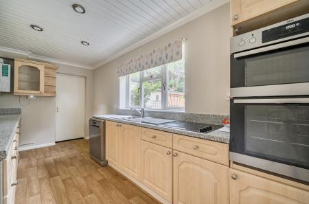 1371318-9-68f8ebf...