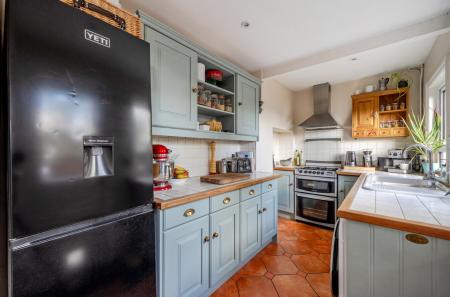 1370747-10-68fb81...