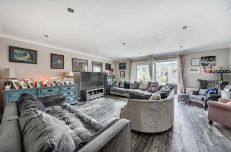 1373867-5-6903a66...