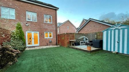 Linear Bank Close Rear Garden