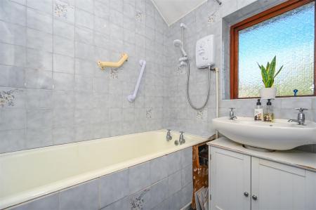Furness Avenue - Bathroom