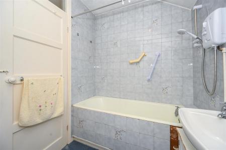 Furness Avenue - Bathroom
