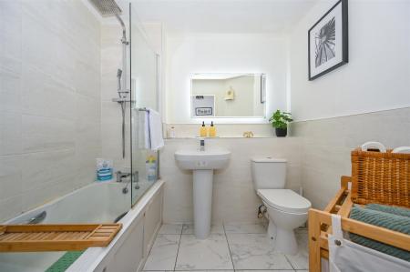 Piele Road - Bathraoom