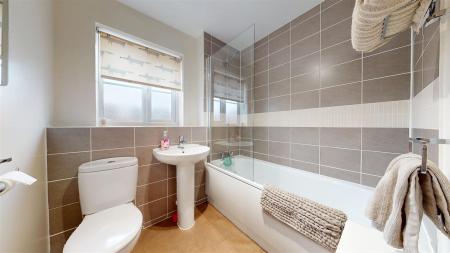 Simmons Close Family Bathroom