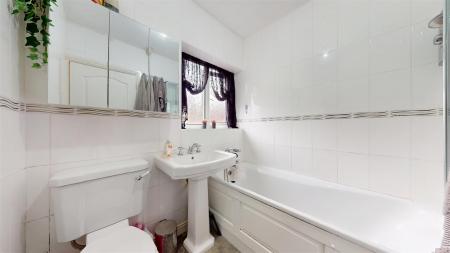 Holt Crescent - Bathroom