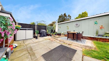 Holt Crescent - Garden