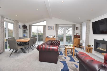 Lounge/Dining Area