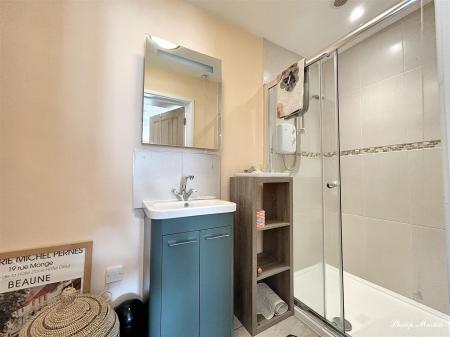 Annexe Shower Room.jpg