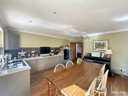 Kitchen 2.jpg