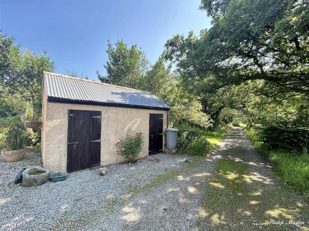 Outbuilding and Drive.jpg