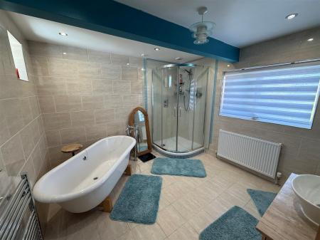 Bathroom 1.jpg