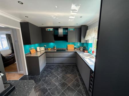 Kitchen 1.jpg