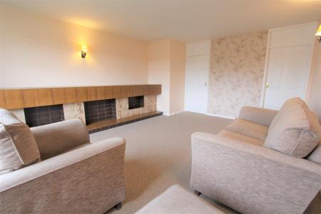 IMG_0116 - Livingroom.3.jpg