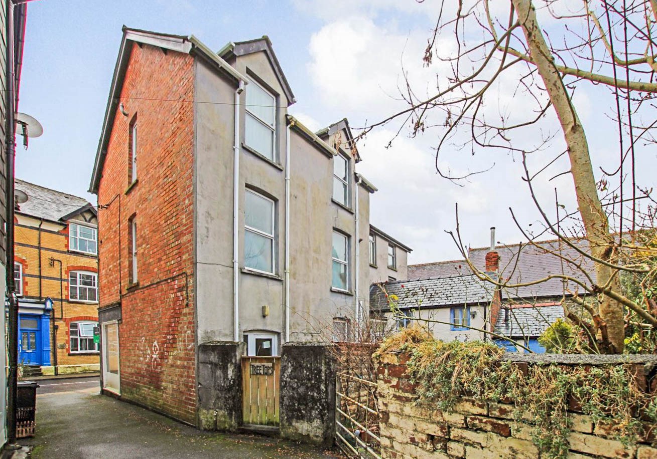 8 bedroom Detached House for sale in Llanwrtyd Wells