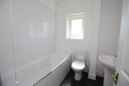 flat 13 37 fowlers BATHROOM.JPG