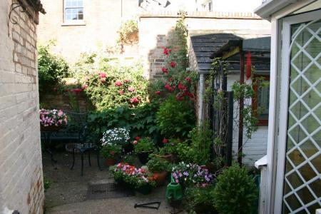 102 Love Lane courtyard.jpg
