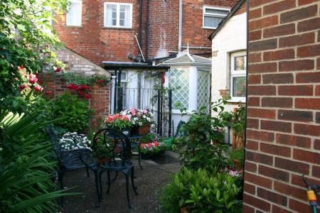 102 Love Lane courtyard2.jpg