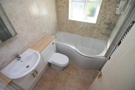 2 ash crescent BATHROOM.JPG