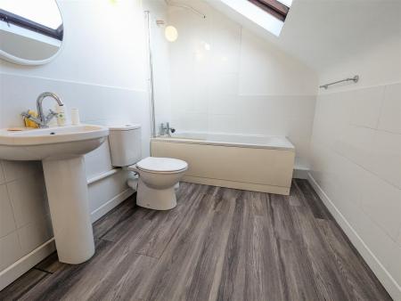 Bathroom Flat 7 Charnwood House Wilton Road, SP2 7