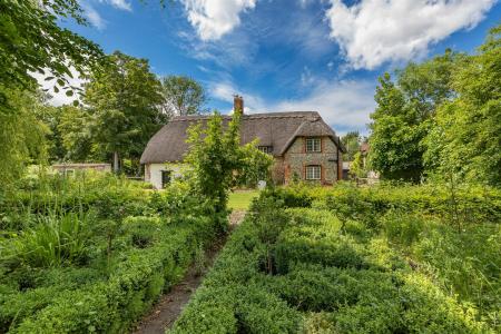 Manor Farm Cottage 16 Lower Woodford Nr Salisbury
