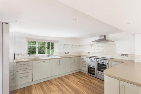 Manor Farm Cottage 16 Lower Woodford Nr Salisbury