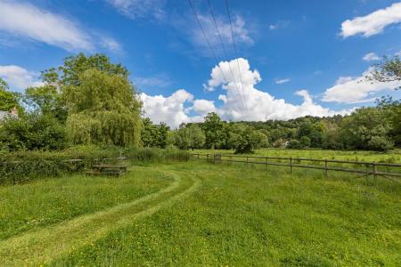 Manor Farm Cottage 16 Lower Woodford Nr Salisbury
