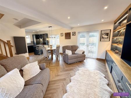 Open Plan Lounge / Kitchen