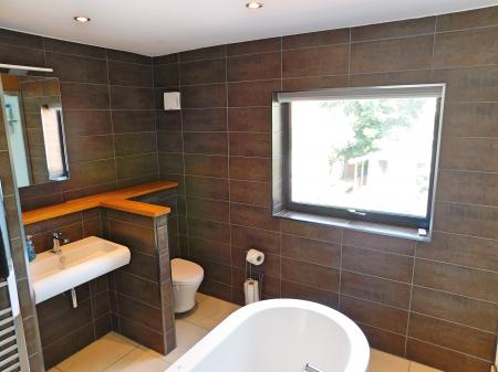 En Suite to Master Bedroom