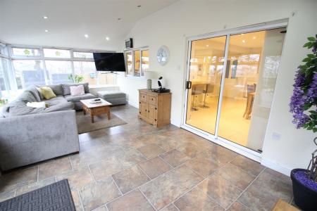 Conservatory/Lounge