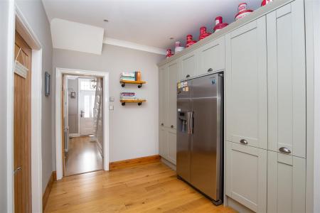 Kitchen cupboard space