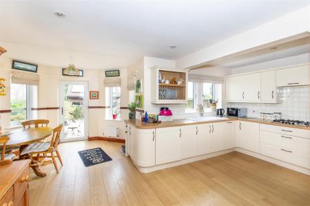 Kitchen/Breakfast Room