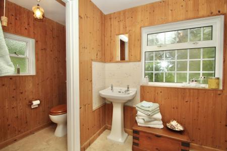 Spacious Bathroom